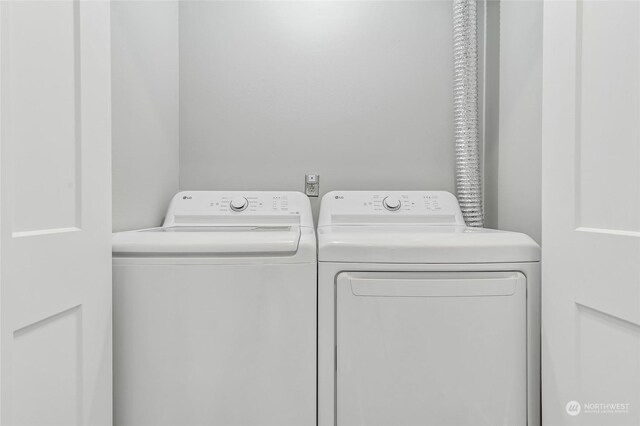 laundry room featuring washer and clothes dryer