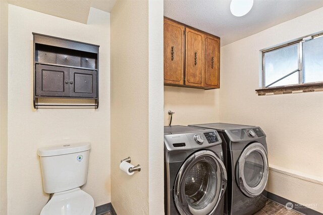 laundry area featuring a textured ceiling and independent washer and dryer