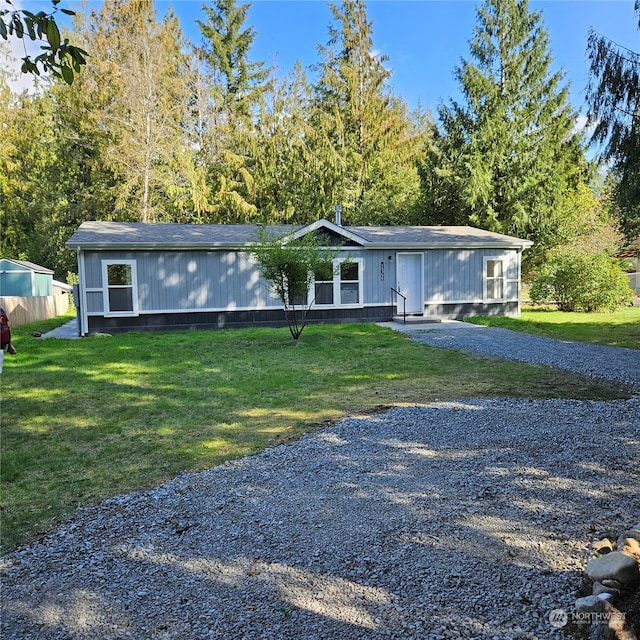 single story home featuring a front lawn