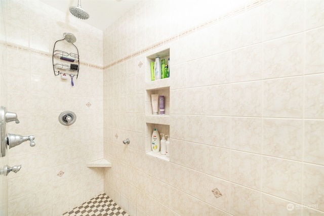 bathroom featuring a tile shower