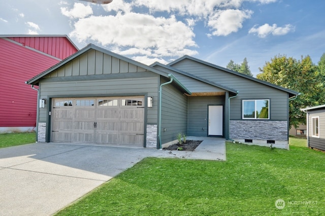 view of front of home with a front lawn and a garage