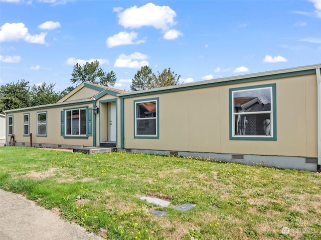 manufactured / mobile home with a front yard