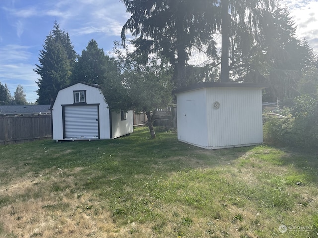 view of yard featuring a storage shed