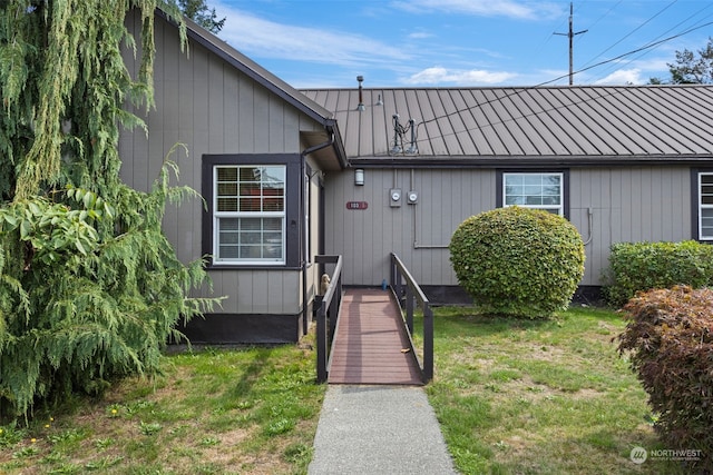 view of front of property with a front lawn