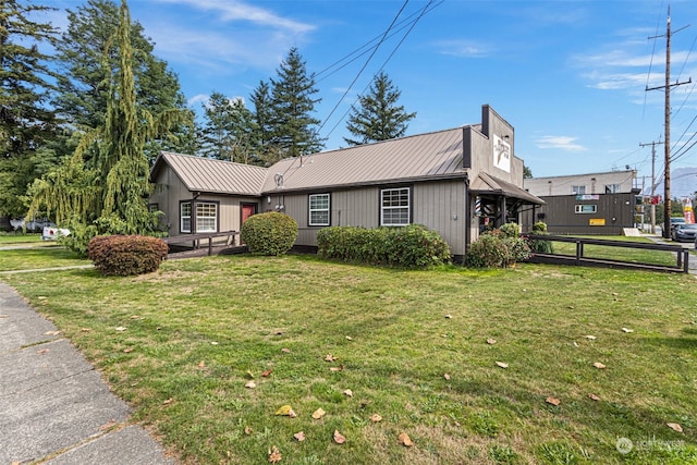 single story home with a front lawn