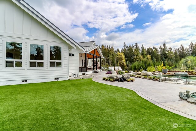 view of yard with a patio area