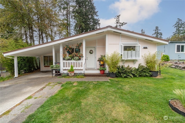 view of front of house featuring a porch, a carport, and a front lawn