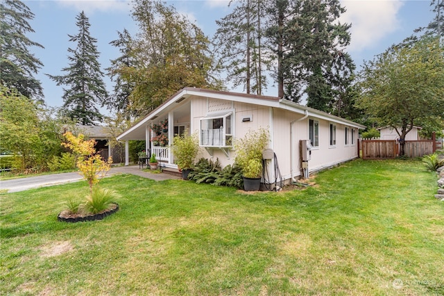 view of front of property featuring a front yard and a porch