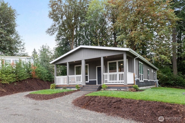 191 E Greenwood Ln, Shelton, WA 98584 - view of front of property with covered porch and a front yard