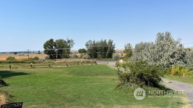 view of yard featuring a rural view