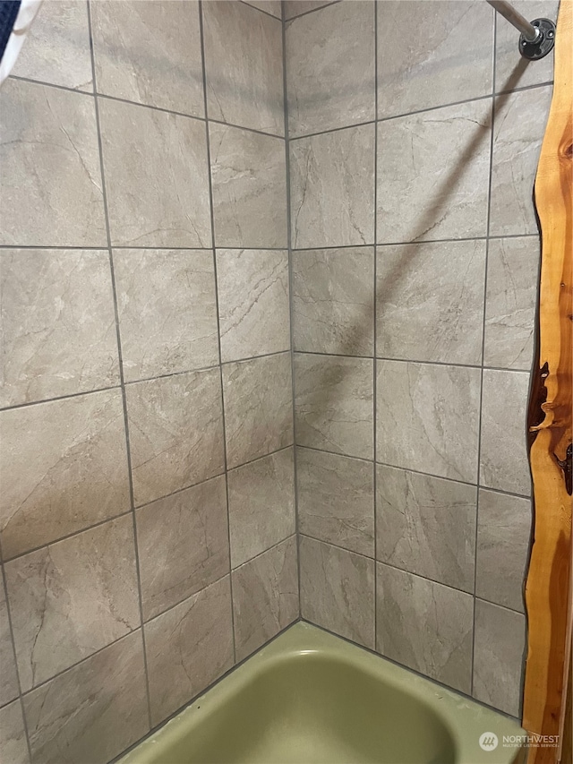 bathroom with tiled shower / bath