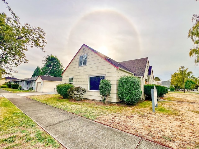 view of front of house with a front yard