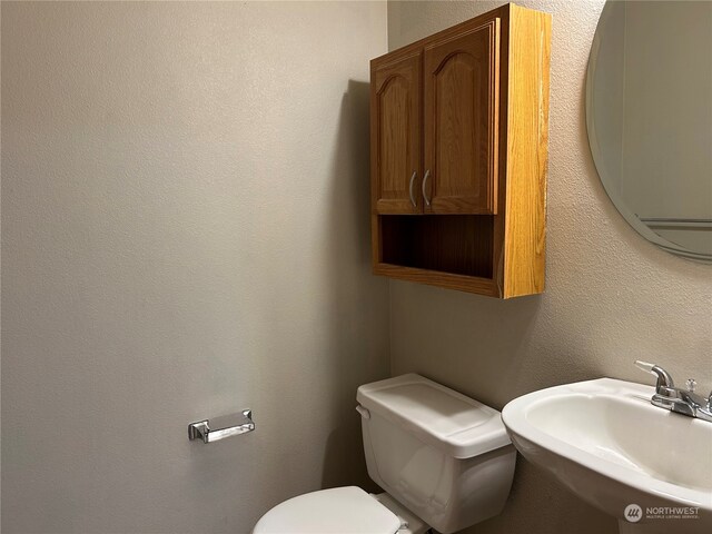 bathroom featuring toilet and sink