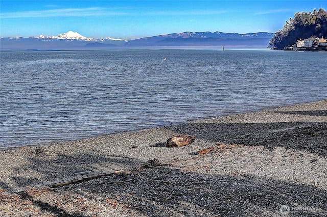 water view with a mountain view