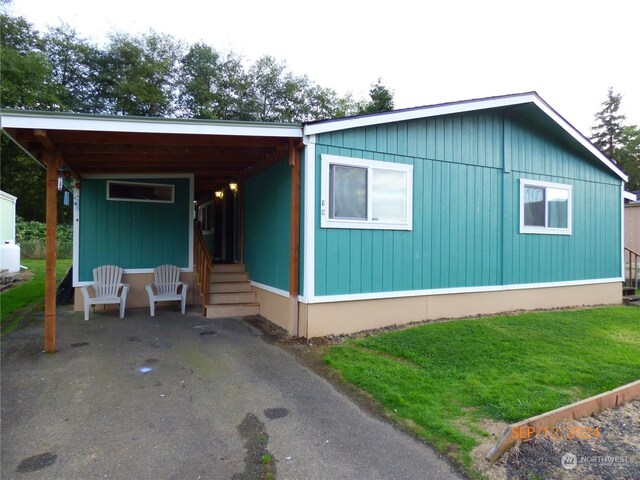 manufactured / mobile home with a front yard