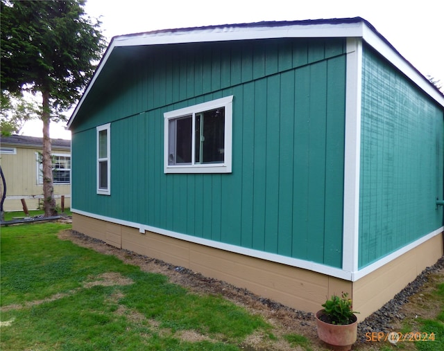 view of side of property with a lawn