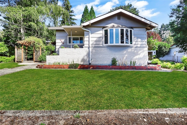 view of front of house featuring a front lawn