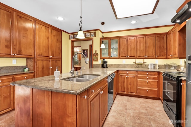 kitchen with sink, black appliances, a center island with sink, decorative light fixtures, and crown molding