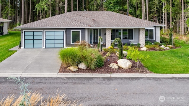 view of front of house featuring a garage and a front yard