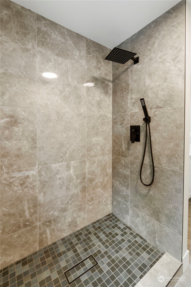 bathroom featuring a tile shower