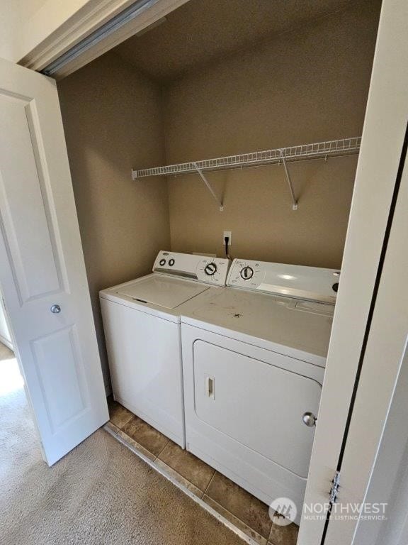 washroom featuring light carpet and independent washer and dryer