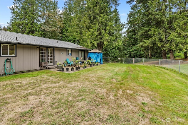 view of yard featuring a patio