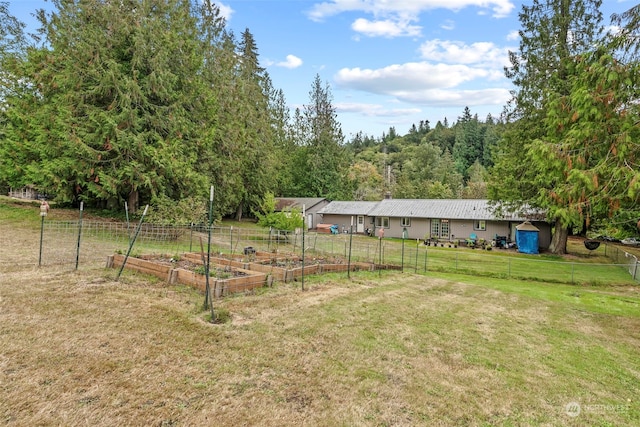 view of yard featuring a rural view