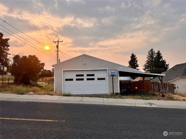 view of front facade featuring a garage