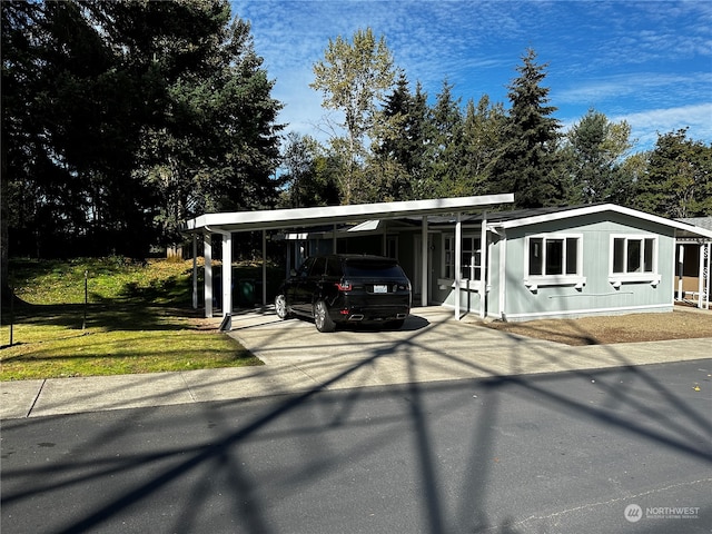 view of front of property with a front lawn