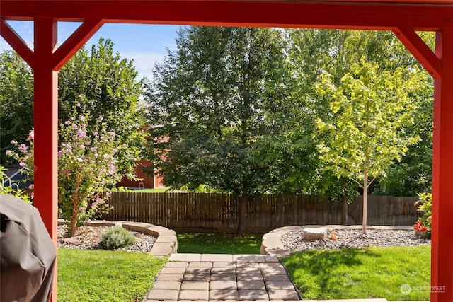 view of yard featuring a patio area