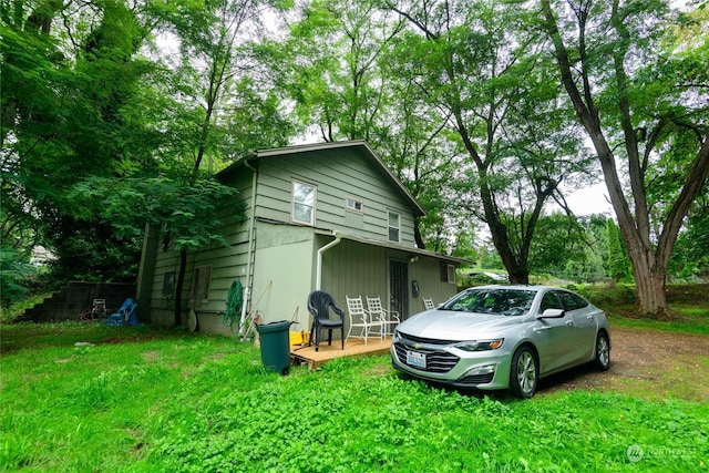 view of side of property featuring a lawn