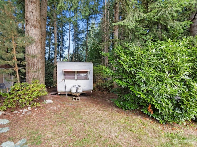 view of yard with a storage shed