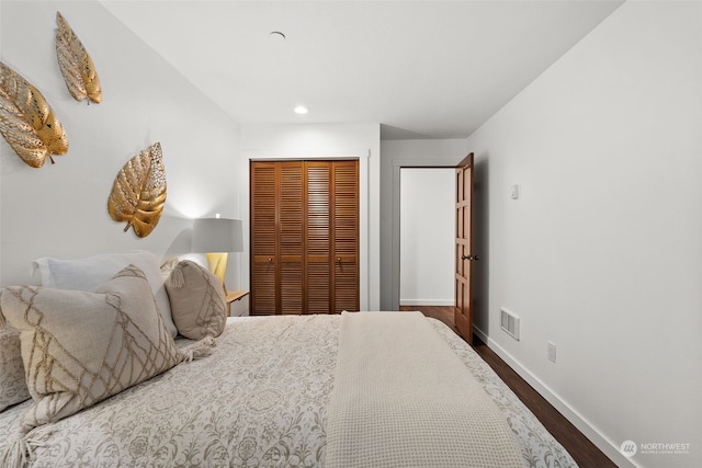 bedroom featuring a closet, dark wood-style flooring, baseboards, and recessed lighting