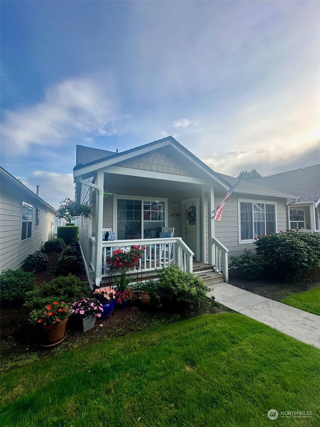 view of front of house featuring a porch and a front yard