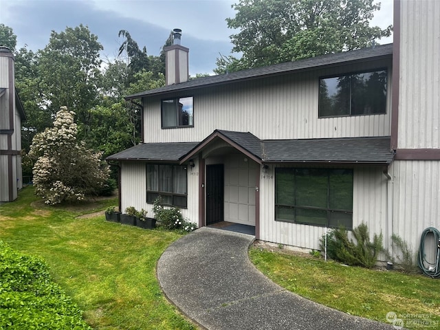 view of front facade featuring a front yard