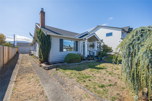 view of front of house featuring a front lawn