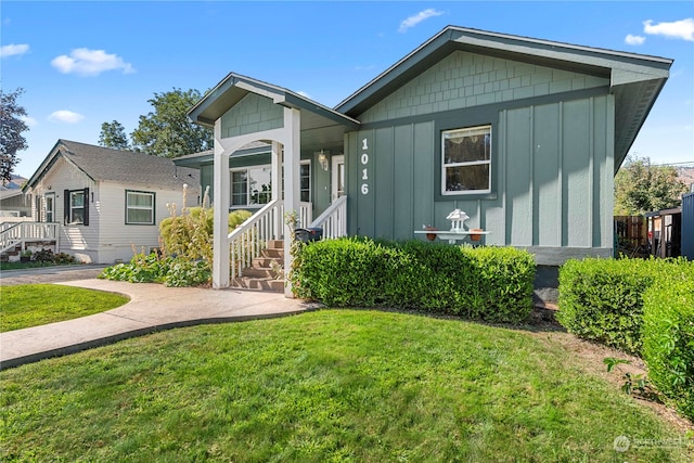 view of front of home featuring a front lawn