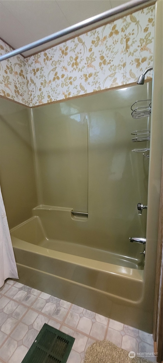 bathroom featuring shower / bath combo