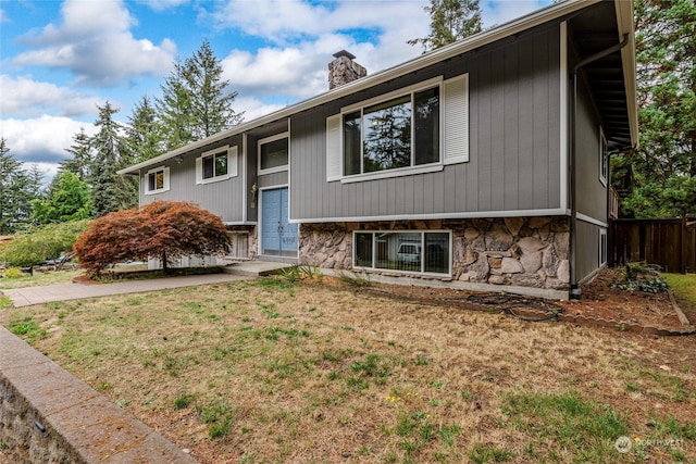 bi-level home featuring a front lawn