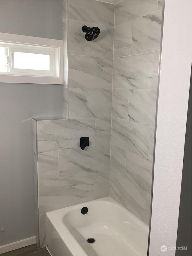 bathroom featuring tiled shower / bath