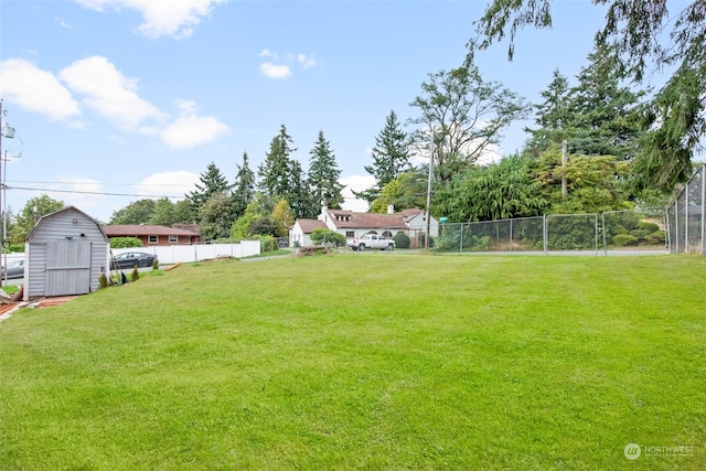 view of yard featuring a shed