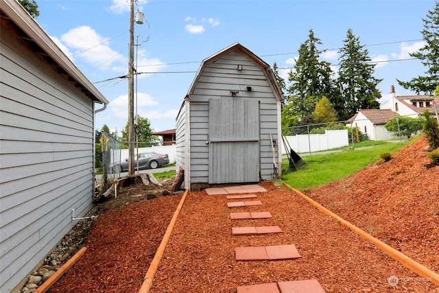 view of yard featuring a storage unit