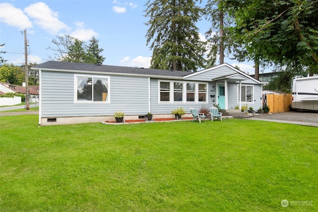 view of front of house featuring a front lawn