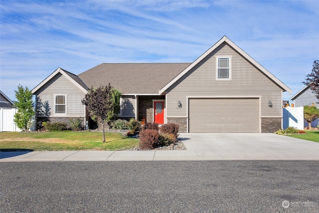 view of front of property featuring a front lawn