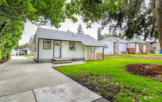 view of front of property with a front yard