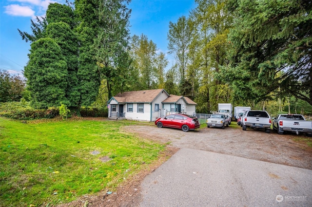 view of front of property featuring a front lawn