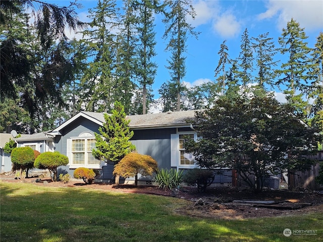 view of front of home with a front lawn