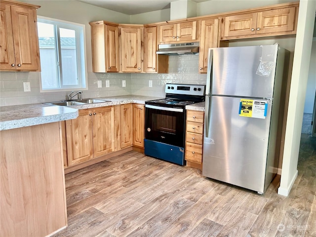 kitchen with electric stove, sink, stainless steel fridge, and light hardwood / wood-style floors