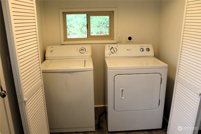 washroom featuring washing machine and clothes dryer