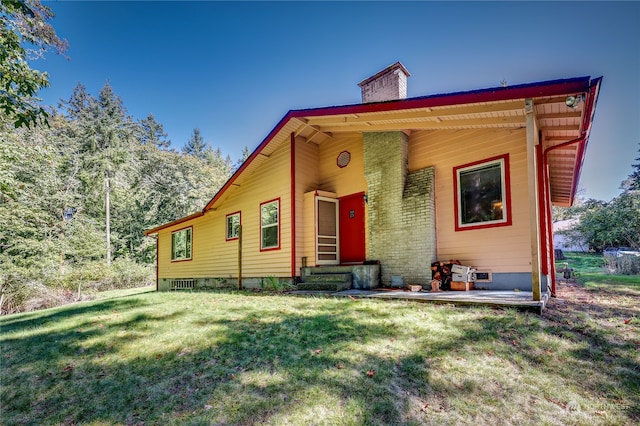 view of front of house featuring a front yard